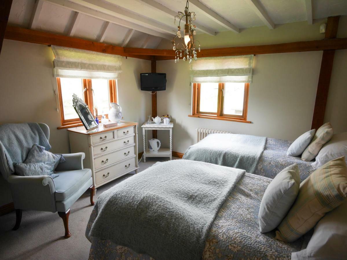 North Downs Barn Bed & Breakfast Rochester  Exterior photo